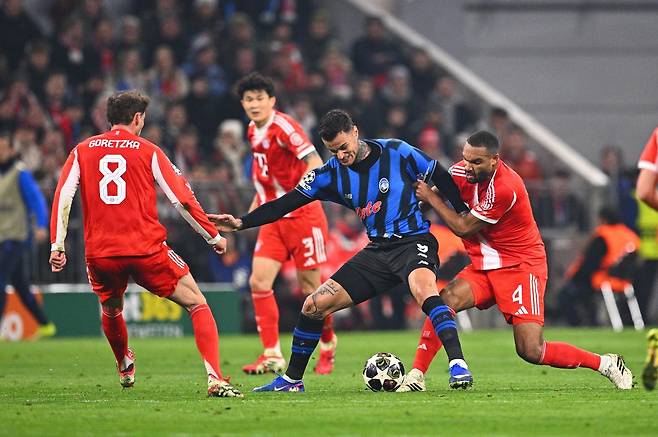 김민재(뒤)가 19일(한국시간) 독일 뮌헨의 알리안츠 아레나서 열린 아탈란타와 홈경기서 동료들과 수비에 가담하고 있다. 뮌헨│AP뉴시스