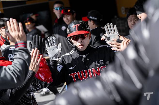 LG 문성주는 17일 수원 KT전 공수 교대 과정서 수비 자리를 제 시간 안에 지키지 못해 논란의 중심에 섰다. 시범경기 부진까지 겹쳐치면서 부담이 커졌지만, 19일 인천 SSG전서 맹타를 날리며 그 동안의 짐을 덜었다. 19일 SSG전서 득점 후 동료들의 축하를 받고 있는 문성주. 사진제공｜LG 트윈스