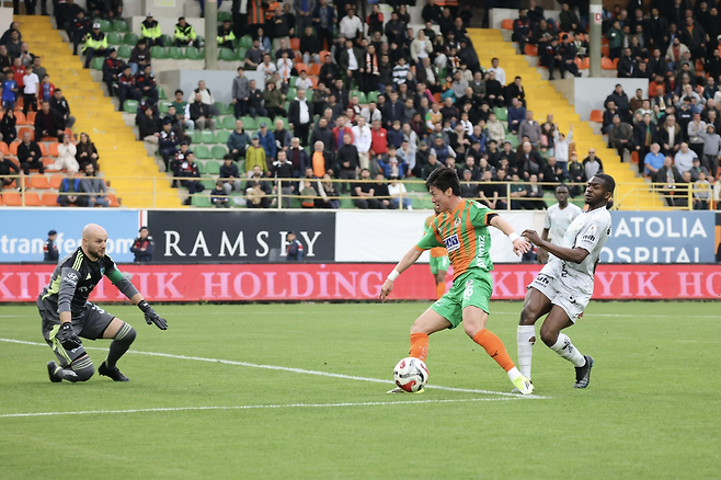 황의조가 18일 코자엘리스포르전에서 문전에서 슈팅 기회를 잡고 있다. 알란야스포르 SNS