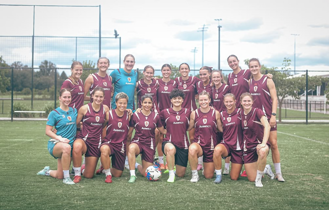 호주로 망명한 이란 여자축구대표팀 선수 2명(앞줄 가운데)이 지난 17일 브리즈번 로어 훈련에 합류해 기념 사진을 촬영하고 있다. 브리즈번 로어 SNS