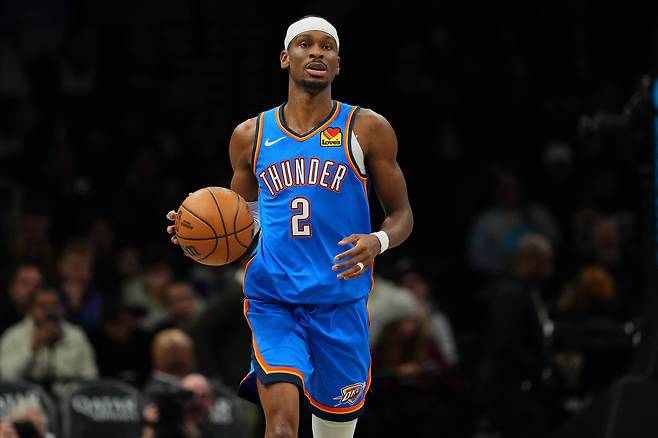 샤이 길저스-알렉산더가 19일 미국 뉴욕 브루클린의 바클레이스 센터에서 열린 브루클린 네츠와 2025~2026 미국프로농구 정규리그 원정 경기에서 드리블하고 있다.  뉴욕 | AP연합뉴스