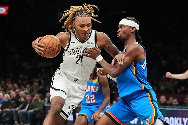 노아 클라우니(왼쪽)가 19일 미국 뉴욕 브루클린의 바클레이스 센터에서 열린 오클라호마시티 선더와 2025~2026 미국프로농구 정규리그 홈경기에서 돌파를 시도하고 있다.  뉴욕 | AP연합뉴스