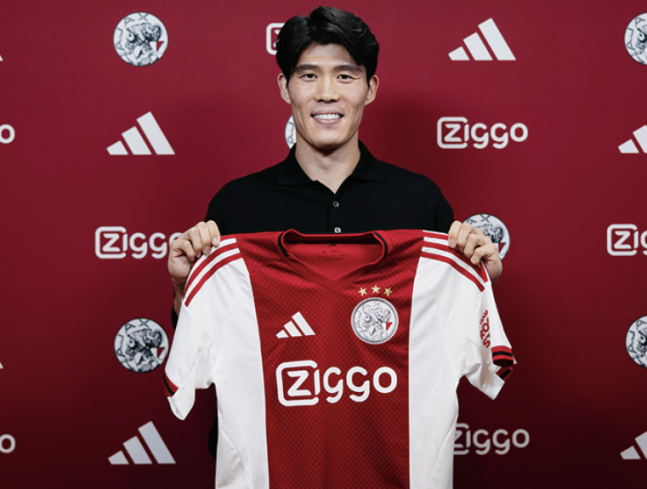 지난해 12월 아약스에 입단한 도미야스. 아약스 SNS
