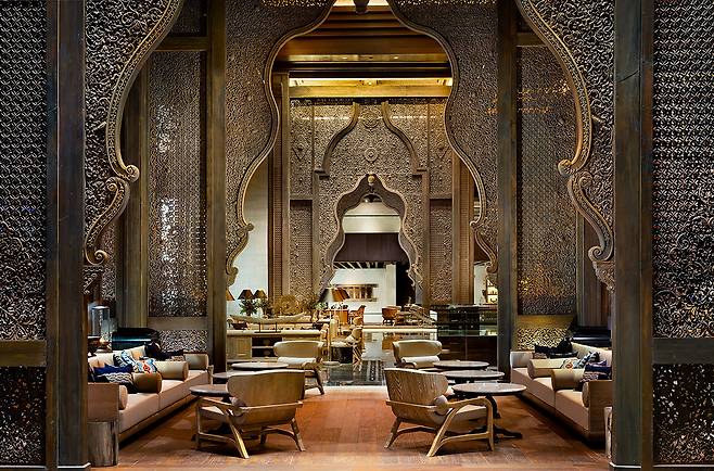 황금빛 목재 조각으로 장식된 웅장한 로비 모습. 사진제공|팜투어