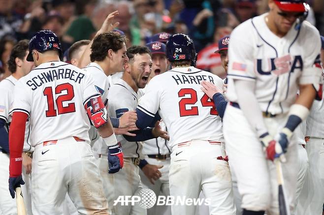 브라이스 하퍼(가운데 등번호 24번)가 18일(한국 시각) 미국 플로리다주 마이애미에 위치한 론디포 파크에서 열린 베네수엘라와 2026 월드베이스볼클래식(WBC) 결승전에서 8회말 동점 투런포를 터트린 뒤 동료들과 함께 기쁨을 나누고 있다. /AFPBBNews=뉴스1