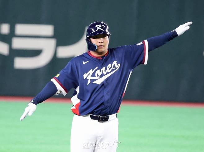 문보경이 지난 9일 도쿄돔에서 열린 2026 WBC 도쿄POOL 대한민국과 호주 경기 3회초 1사 2루에서 2루타로 출루해 세리머니를 하고 있다. /사진=강영조 선임기자