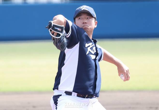 WBC 한국 야구 대표팀 송승기가 지난달 21일 일본 오키나와현 야에세 고친다 구장에서 한화 이글스와 연습경기에서 투구를 하고 있다. /사진=김진경 =대기자