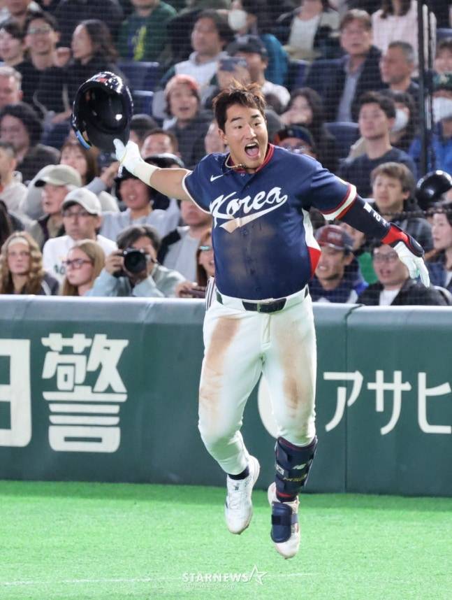 안현민이 9일 도쿄돔에서 열린 2026 WBC 호주전 9회초 1사 1, 3루에서 외야플라이를 날린 후 환호하고 있다. /사진=강영조 선임기자