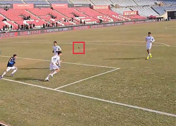 지난 15일 부천종합운동장에서 열린 부천FC와 울산 HD의 경기 종료 후 톱업 세션을 진행 중이던 울산 선수들을 향해 부천 서포터스석에서 날아든 이물질. 당시 경기는 모두가 끝나고 관중들도 퇴장하는 시점이었다./사진=유튜브 영상 캡처