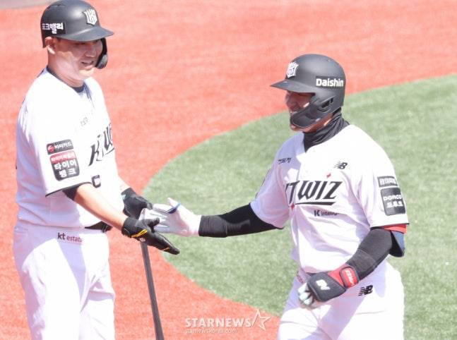 KT 안현민(오른쪽)이 19일 키움전 1회 솔로 홈런을 때리고 홈인하고 있다. /사진=김진경 대기자