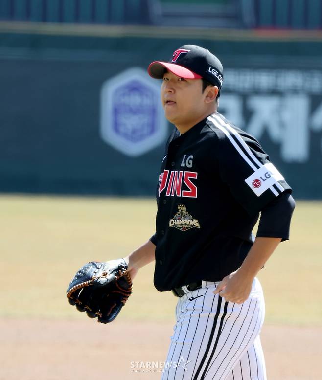 LG 투수 송승기가 19일 인천 SSG랜더스필드에서 열린 2026 프로야구 SSG랜더스와 LG트윈스 경기에서 아웃카운트를 잡아내고 한숨을 돌리고 있다. /사진=강영조 선임기자