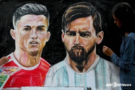 크리스티아누 호날두(왼쪽)와 리오넬 메시의 그림. /AFPBBNews=뉴스1