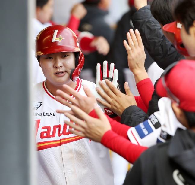 고명준이 19일 홈런을 날리고 동료들의 환영을 받고 있다. /사진=SSG 랜더스 제공