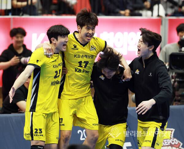 KB손해보험 박상하, 블로킹 성공 환호.