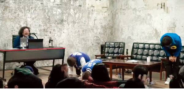 2024년 3월 15일 방송인 김어준 씨가 진행하는 유튜브 방송 ‘다스뵈이다’에 출연한 당시 더불어민주당 이언주, 안귀령, 전현희 국회의원 후보(왼쪽부터)가 큰절을 하고 있다. 딴지방송국 유튜브 캡처