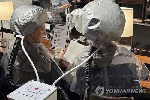 한국 미용실 찾은 외국인들 (서울=연합뉴스) 이진주 인턴기자 = 지난 13일 중구 준오헤어 명동2호점에서 케어 프로그램을 받고 있는 외국인들. 2026.3.19