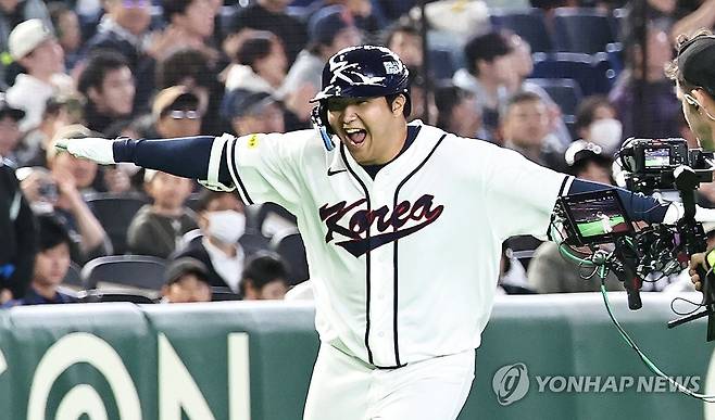 문보경, "만루 홈런 치고 전세기 타자!" (도쿄=연합뉴스) 김인철 기자 = 5일 일본 도쿄돔에서 열린 2026 WBC 조별리그 C조 1차전 대한민국과 체코의 경기. 1회말 1사 만루 문보경이 만루 홈런을 치고 그라운드를 돌고 있다. 2026.3.5 yatoya@yna.co.kr