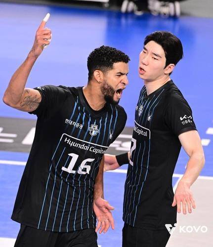 현대캐피탈의 쌍포 레오(왼쪽)와 허수봉 [한국배구연맹 제공. 재판매 및 DB 금지]