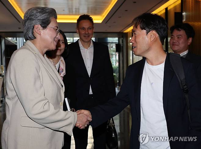 악수하는 리사 수 AMD CEO-김성훈 업스테이지 대표 (서울=연합뉴스) 류영석 기자 = 리사 수 AMD 최고경영자(CEO)와 김성훈 업스테이지 대표가 19일 서울 시내 한 호텔에서 회동을 마친 뒤 인사를 나누고 있다. 2026.3.19 ondol@yna.co.kr