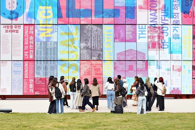 서울예술관광 시범코스 작년 서울 예술관광 시범코스에 참여한 외국인 관광객들이 서울도시건축비엔날레 도슨트 투어에 참여한 모습. [서울관광재단 제공. 재판매 및 DB 금지]