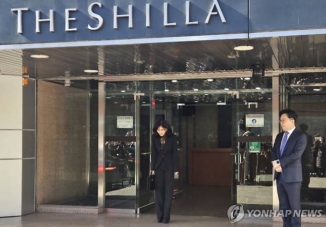 인사하는 이부진 호텔신라 대표이사 사장 (서울=연합뉴스) 신선미 기자 = 이부진 호텔신라 대표이사 사장이 19일 서울 중구 호텔신라 장충사옥에서 열린 제53기 주주총회에 참석하며 인사하고 있다. 2026.3.19 sun@yna.co.kr