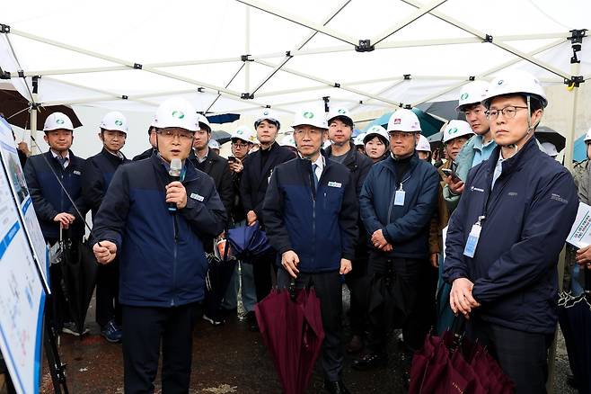 한수원 관계자로부터 고리 2호기 안전설비 설명 듣는 최원호 원안위원장(오른쪽) [원안위 제공. 재판매 및 DB 금지]