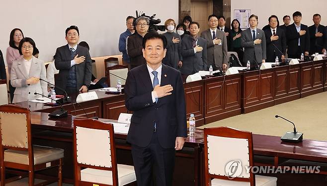 국기에 경례하는 정동영 장관 (서울=연합뉴스) 이정훈 기자 = 정동영 통일부 장관이 19일 서울 종로구 정부서울청사에서 열린 남북관계발전위원회 전체회의에서 참석자들과 국기에 경례하고 있다. 2026.3.19 uwg806@yna.co.kr