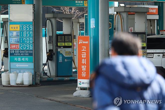 미국·이란 갈등 영향 국제 유가 상승, 수입물가지수 8개월 연속 오름세 (서울=연합뉴스) 류효림 기자 = 지난달 미국·이란 갈등으로 국제 유가가 오르자 우리나라 수입 제품의 전반적 가격 수준(원화 환산 기준)도 1% 이상 높아졌다. 한국은행이 17일 발표한 수출입물가지수 통계에 따르면 2월 기준 수입물가지수(원화 기준 잠정치·2020년 수준 100)는 145.39로, 1월(143.74)보다 1.1% 상승했다. 작년 7월 이후 8개월 연속 오름세다. 사진은 이날 서울 시내 주유소 모습. 2026.3.17 ryousanta@yna.co.kr