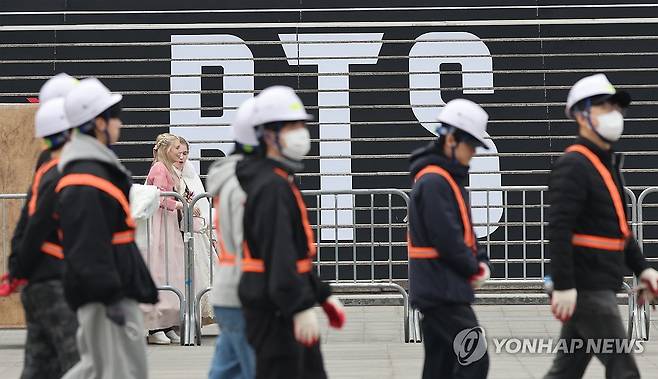 BTS 컴백 공연 열릴 광화문광장 (서울=연합뉴스) 이진욱 기자 = 방탄소년단(BTS) 컴백 공연이 닷새 앞으로 다가온 16일 서울 광화문광장에서 관계자들이 이동하고 있다. 2026.3.16 cityboy@yna.co.kr