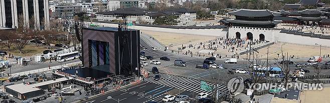 광화문광장에 세워진 방탄소년단의 무대 (서울=연합뉴스) 김성민 기자 = 그룹 방탄소년단(BTS)의 광화문 공연을 앞둔 19일 서울 종로구 광화문광장에 무대가 설치돼 있다. 2026.3.19 ksm7976@yna.co.kr