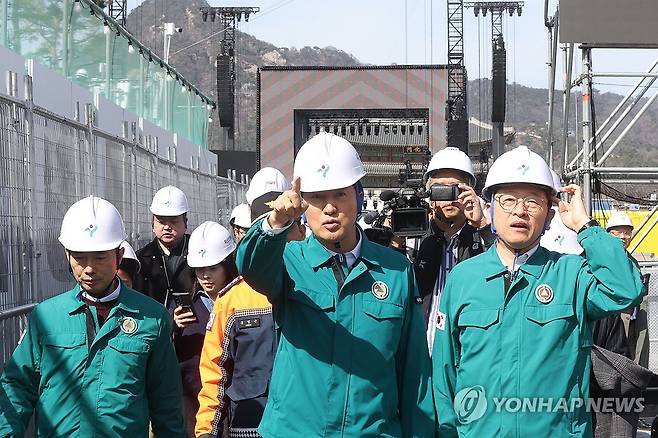 BTS 무대 현장 점검하는 오세훈 서울시장 (서울=연합뉴스) 이진욱 기자 = 오세훈 서울시장이 19일 서울 종로구 광화문광장에 준비 중인 방탄소년단(BTS)의 컴백 공연 무대 앞에서 현장점검을 하고 있다. 2026.3.19 [공동취재] cityboy@yna.co.kr