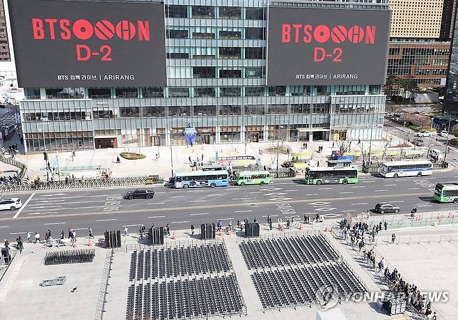 BTS 공연 준비로 분주한 광화문광장 (서울=연합뉴스) 이진욱 기자 = 그룹 방탄소년단(BTS)의 광화문 공연을 앞둔 19일 서울 광화문광장에서 공연 준비작업이 이뤄지고 있다. 2026.3.19 cityboy@yna.co.kr