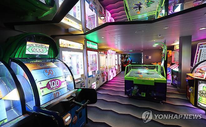 크루즈 '스펙트럼 오브 더 시즈'호의 오락실 (인천=연합뉴스) 임순석 기자 = 19일 인천 연수구 인천항 국제크루즈터미널에 정박한 로얄캐리비안 크루즈의 '스펙트럼 오브 더 시즈(17만t급)'호가 언론인 등을 대상으로 팸투어를 실시했다. 사진은 올해 인천항에 처음 기항한 크루즈 '스펙트럼 오브 더 시즈'호 선내 오락실 모습. 2026.3.19 soonseok02@yna.co.kr