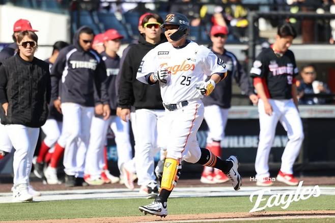 19일 끝내기 홈런을 치고 홈으로 들어오는 한화 김태연 [한화 이글스 제공. 재판매 및 DB 금지]