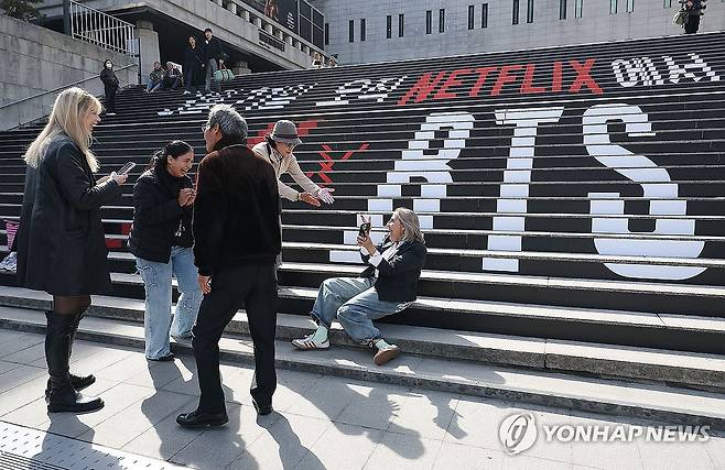 이틀 앞으로 다가온 BTS 공연 (서울=연합뉴스) 김성민 기자 = 그룹 방탄소년단(BTS)의 광화문 공연을 앞둔 19일 서울 종로구 세종문화회관 계단에 BTS 홍보물이 설치돼 있다. 2026.3.19 ksm7976@yna.co.kr