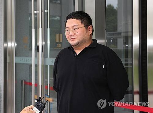 영장실질심사 출석하는 유튜버 구제역 (수원=연합뉴스) 홍기원 기자 = 1천만명이 넘는 구독자를 보유한 먹방 유튜버 쯔양(본명 박정원)을 협박해 돈을 갈취한 혐의를 받는 유튜버 구제역(본명 이준희)이 26일 오전 경기도 수원시 영통구 수원지방법원에서 열리는 구속 전 피의자 심문(영장실질심사)에 출석하기 위해 수원지방검찰청으로 들어서고 있다. 2024.7.26 [공동취재] xanadu@yna.co.kr