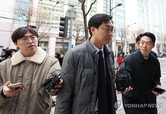 수사심의위 출석하는 장경태 의원 (서울=연합뉴스) 이지은 기자 = 더불어민주당 장경태 의원이 19일 서울 종로구 서울경찰청에서 열린 자신의 성추행 의혹 사건 관련 수사심의위원회에 출석하기 위해 청사로 향하고 있다. 장 의원은 성추행 피해를 주장하는 고소인과 사건 현장 동석자들을 상대로 거짓말탐지기 조사를 해달라는 취지로 경찰 수사심의위 개최를 요청했다. 2026.3.19 jieunlee@yna.co.kr