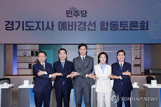 더불어민주당 경기도지사 예비경선 합동토론회 (서울=연합뉴스) 19일 서울 마포구 JTBC에서 열린 더불어민주당 경기도지사 예비경선 합동토론회에서 예비후보들이 기념 촬영하고 있다. 왼쪽부터 권칠승·양기대·한준호·추미애·김동연 예비후보. 2026.3.19 [국회사진기자단] photo@yna.co.kr