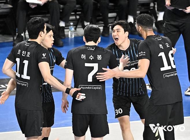득점 후 기뻐하는 현대캐피탈 선수들 [한국배구연맹 제공. 재판매 및 DB 금지]