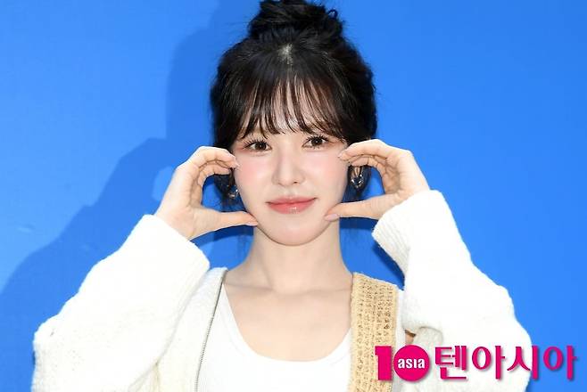 웬디가 취재진 앞에서 포즈를 취하고 있다. / 사진=텐아시아DB