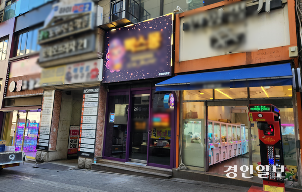 19일 오전 인천 남동구 구월동 로데오거리 중심 상권 골목에 ‘뽑기방’이 건물마다 자리잡고 있다. 2026.3.19 /유진주기자 yoopearl@kyeongin.com