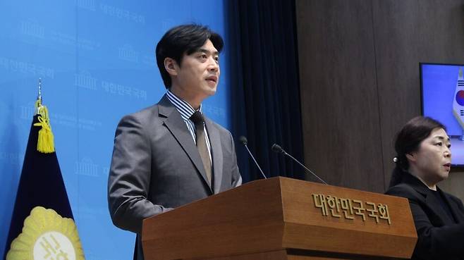 ▲ 한준호 국회의원이 20일 국회 소통관에서 서울-양평 고속도로 사업 재개 결정을 환영하는 기자회견을 열고 있다. /사진제공=한준호 의원실