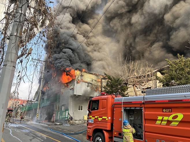 20일 오전 7시35분께 경기도 의정부시 용현산업단지 내 섬유공장에서 불이 나 소방당국이 진화하고 있다. 사진=경기도북부소방재난본부