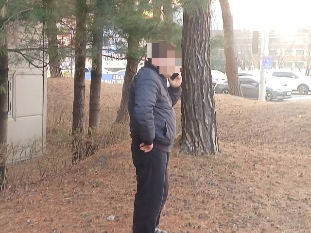 20일 오후 대전 대덕구 문평동의 한 자동차부품 제조공장에서 실종된 매형의 소식을 들은 장대순(42) 씨가 가족에게 피해 상황을 전해듣고 있다. 사진=함성곤 기자