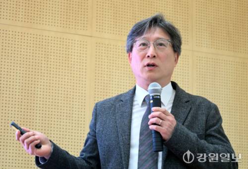 오현환 한국과학기술기획평가원(KISTEP) 혁신전략본부장이 16일 춘천ICT벤처센터에서 열린 2026 제2회 의료 AX 춘천 포럼에서