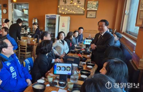 ◇더불어민주당 김병주(경기 남양주을) 국회의원이 20일 춘천에서 당원들과 간담회를 갖고 있다.