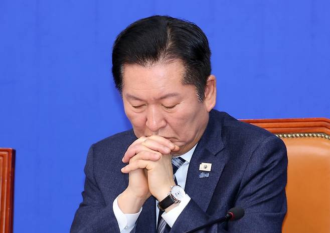 정청래 더불어민주당 대표가 20일 국회에서 열린 최고위원회의에서 잠시 생각에 잠겨 있다. 연합뉴스