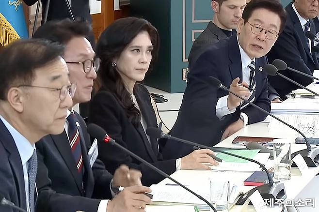 이재명 대통령이 2월26일 청와대에서 열린 제11차 확대 국가관광전략회의에서 주무부처 장관들에게 지시를 하고 있다.