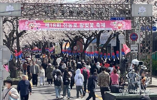 제주도내 최고 벚꽃길 명소인 제주시 전농로에서 '제19회 전농로 왕벚꽃축제'가 펼쳐진다. 사진은 지난해 열린 전농로 왕벚꽃축제 모습. ⓒ헤드라인제주