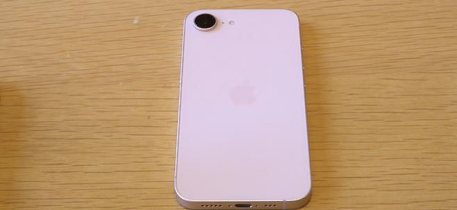 새로 출시된 아이폰 17e. / 사진=차주호 PD